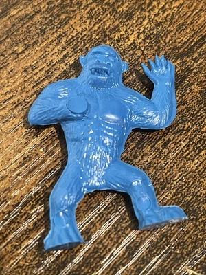 Figura plana de plástico Universal Monsters Palmer años 60 azul único 2"" King Kong Foto 1 de 4