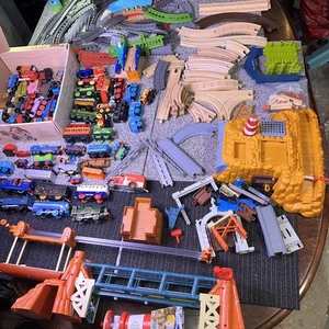 Thomas The Train Elektrischer Metallzug aus Holz Konvolut mit Gleissets etc. *LESEN* - Bild 1 von 23