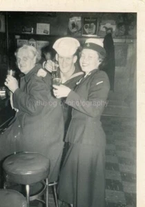 SMALL FOUND FAMILY PHOTOGRAPH  Original VINTAGE b + w  PHOTOGRAPHY 44 LA 95 Z - Picture 1 of 1