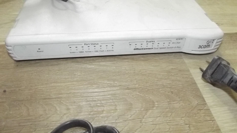 3Com 1679-110-000-5.00 OfficeConnect 8-Port Dual Speed Switch  USED T37 - Image 1 of 2