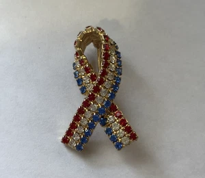 Prendedor de solapa de cinta rojo brillante, blanco y azul para concientización sobre el cáncer de mama joyas de imitación - Imagen 1 de 2