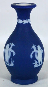 VINTAGE WEDGWOOD 4 SEASONS DARK BLUE JASPERWARE ROUND FLOWER VASE 5.25" TALL NEW - Picture 1 of 5