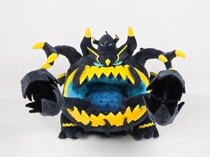 Pokemon Center Original Guzzlord Plüsch Puppe Ultra Beast Gebraucht Sehr Gut - Bild 1 von 8