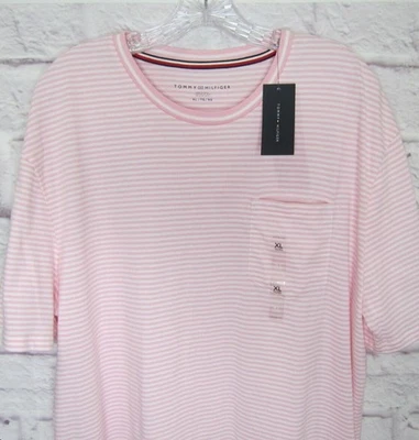 ¡Nuevo! Camiseta TOMMY HILFIGER Hombre Talla XL Rosa y Blanco Rayas Bolsillo Foto 1 de 4