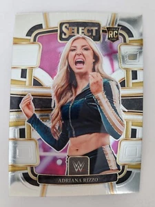 2024 Panini Select WWE - CONCOURSE #9 ADRIANA RIZZO (RC) ROOKIE - Foto 1 di 2