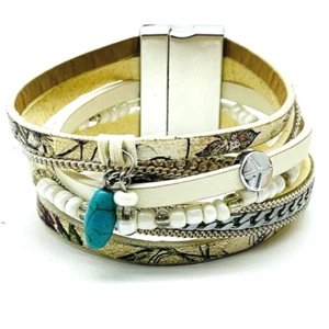 Boho mehrlagiges Lederarmband mit türkisfarbenen Perlen und Magnetverschluss - Bild 1 von 8