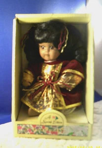 NUEVO EN CAJA EDICIÓN ESPECIAL MUÑECA NIÑA PORCELANA 6" TÚNICA GRANATE PELO CASTAÑO - OJOS MARRONES - Imagen 1 de 4