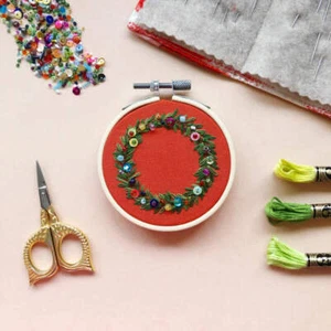 Kit de adorno de corona de vacaciones para principiantes bordado a mano por Melissa Galbraith para M - Imagen 1 de 4