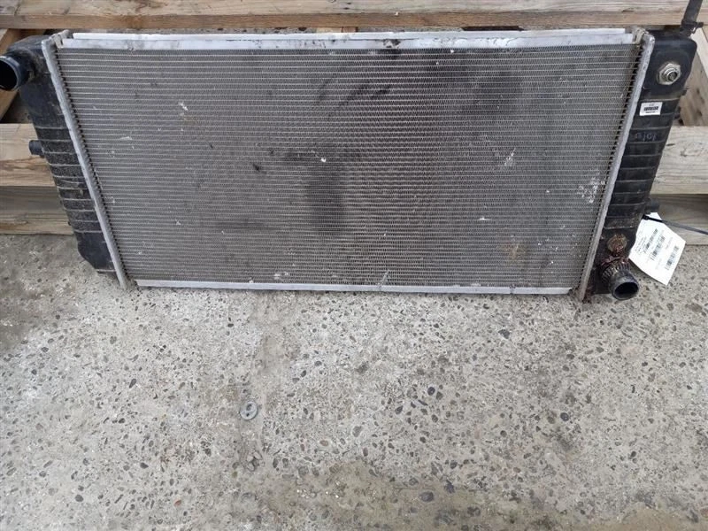 Radiator 06-18 Chevrolet Express 2500 22805590 - Image 1 of 4