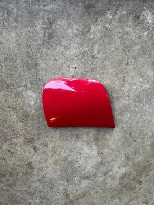 MITSUBISHI 3000GT/STEALTH RARE RED RIGHT SINGLE EXHAUST MUFFLER EXIT HOLE COVER  - Image 1 of 4