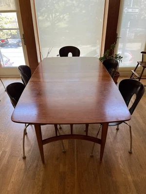 Mesa de comedor extensible moderna de madera de cerezo de mediados de siglo Foto 1 de 4