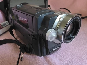 Sony Handycam CCD-TRV208E Handheld Hi8 8mm Camcorder Silver Tested - Picture 1 of 21