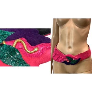 Incredibile cintura asimmetrica larga in camoscio rosa anni 80 con serpente oro | S - Foto 1 di 14