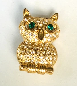 Gold tone OWL PIN BROOCH Green Rhinestone Eyes Metal Signed - Picture 1 of 4