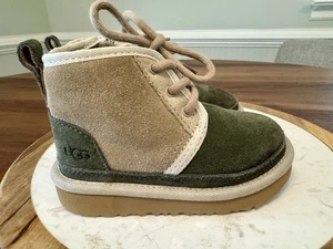 Stivaletti UGG Neumel II scamosciati chukka zip verde foresta bambino taglia 8 indossati una volta - Foto 1 di 11