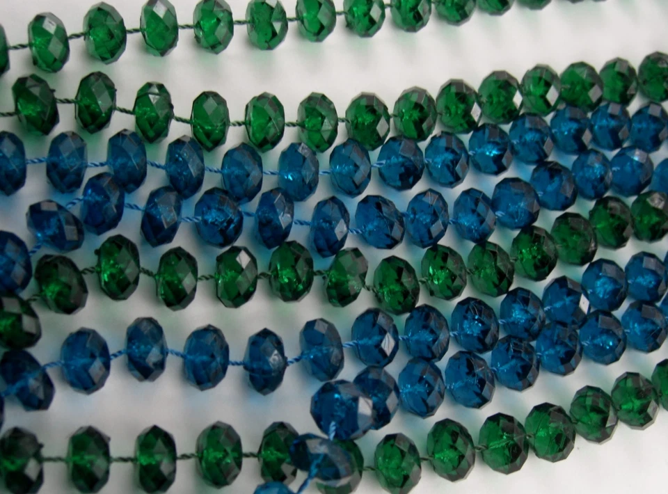Lange Facettierte Kunst Perlenkette 132 cm lang Grün Töne Smaragd und Petrol  - Bild 1 von 1