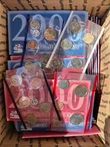 HUGE LOT of 30 Sets 2000 U.S. Uncirculated Sets P and D - Picture 1 of 1