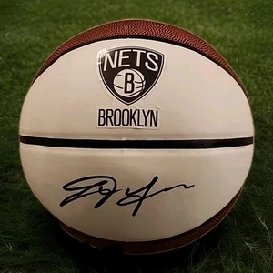 EGOR DEMIN FIRMADO LOGOTIPO DE BROOKLYN NETS NBA BALONCESTO PRUEBA CERTIFICADO DE AUTENTICIDAD BYU WOW 1/1 - Imagen 1 de 1