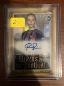 Fridolina Rolfo 2022-23 Topps Chrome Auto UEFA Women’s REGINEENS of FOOTBALL RC - Foto 1 di 2