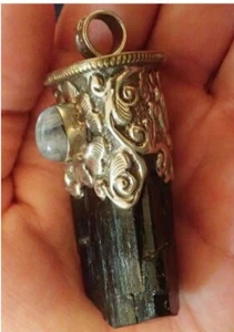 Großer schwarzer Turmalin mit Mondstein in tibetischem Silber Anhänger - Bild 1 von 7