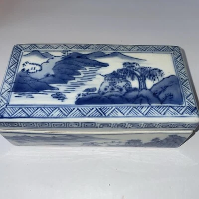 Antigua caja cubierta de paisaje azul y blanco de porcelana china marca Qianlong Foto 1 de 4