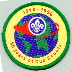 1996 Scouts del Reino Unido - 80 años de United Kingdom Cub Scouting parche oficial Scout - Imagen 1 de 1