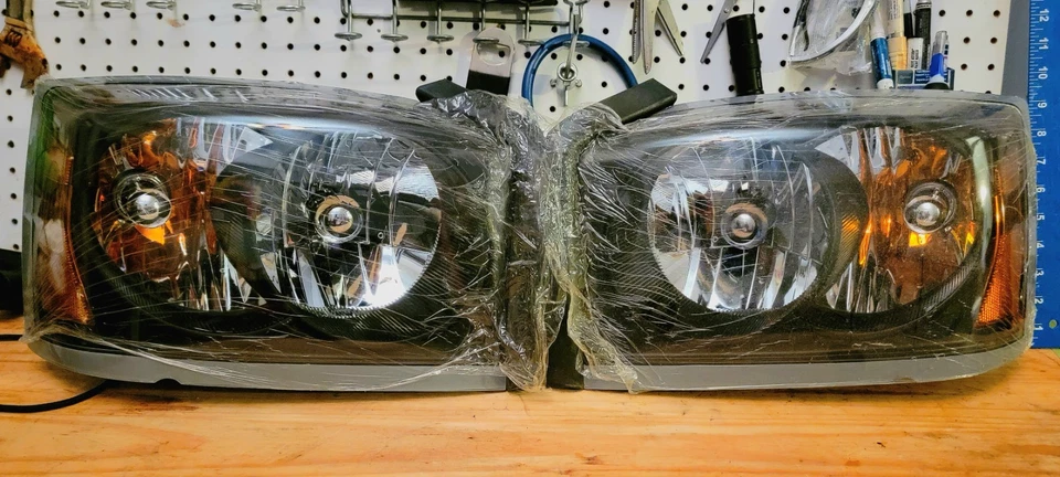 Faros Dodge Dakota 2005 nuevos nunca instalados personalizados incrustación negra OEM Foto 1 de 4