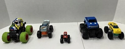 Lote Monster Truck Vários Tamanhos e Marcas 2 Are Pull & Go - Imagem 1 de 4
