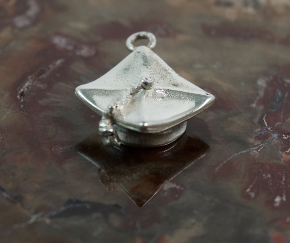 Ciondolo Bomboniera Cappello Laurea "Tocco" in Argento 925. Made in Italy  - Immagine 1 di 1