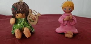 LOT 0F 2 VINTAGE 1980 XMAS ANGEL ORNAMENTS; 1 POTTERY GLAZED; 1 GLAZED MACHE - Foto 1 di 6