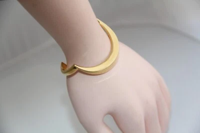 Brazalete Chloe tono dorado. RARO Tamaño Pequeño/Mediano Elegante Curvo Único Foto 1 de 4