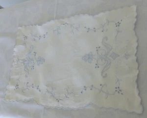 BUFANDA DE VESTIDOR VINTAGE BLANCA RECORTADA A MANO BORDADA EN AZUL borde vieira 14 x 9 - Imagen 1 de 3