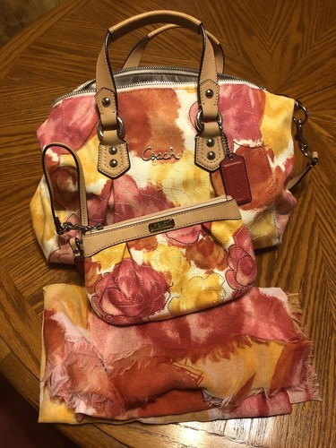 Borsa floreale COACH Ashley con borsetta abbinata e sciarpa