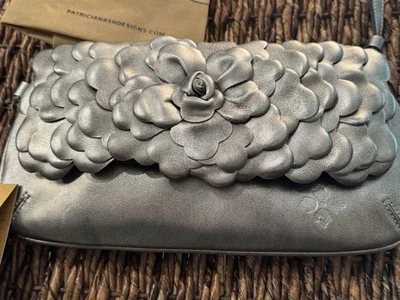 LEER Patricia Nash Baku Convertible Pétalos Platino Bandolera Bolso sin asas CARTERA Foto 1 de 4