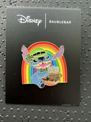 Prendedor con joyas Disney Baublebar Día de San Patricio Stitch 2025 Foto 1 de 2