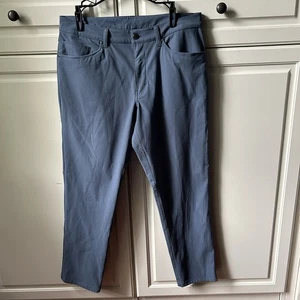 Pantalone Lululemon ABC Commission uomo 34 flat front vestibilità classica elasticizzato blu grigio - Foto 1 di 8