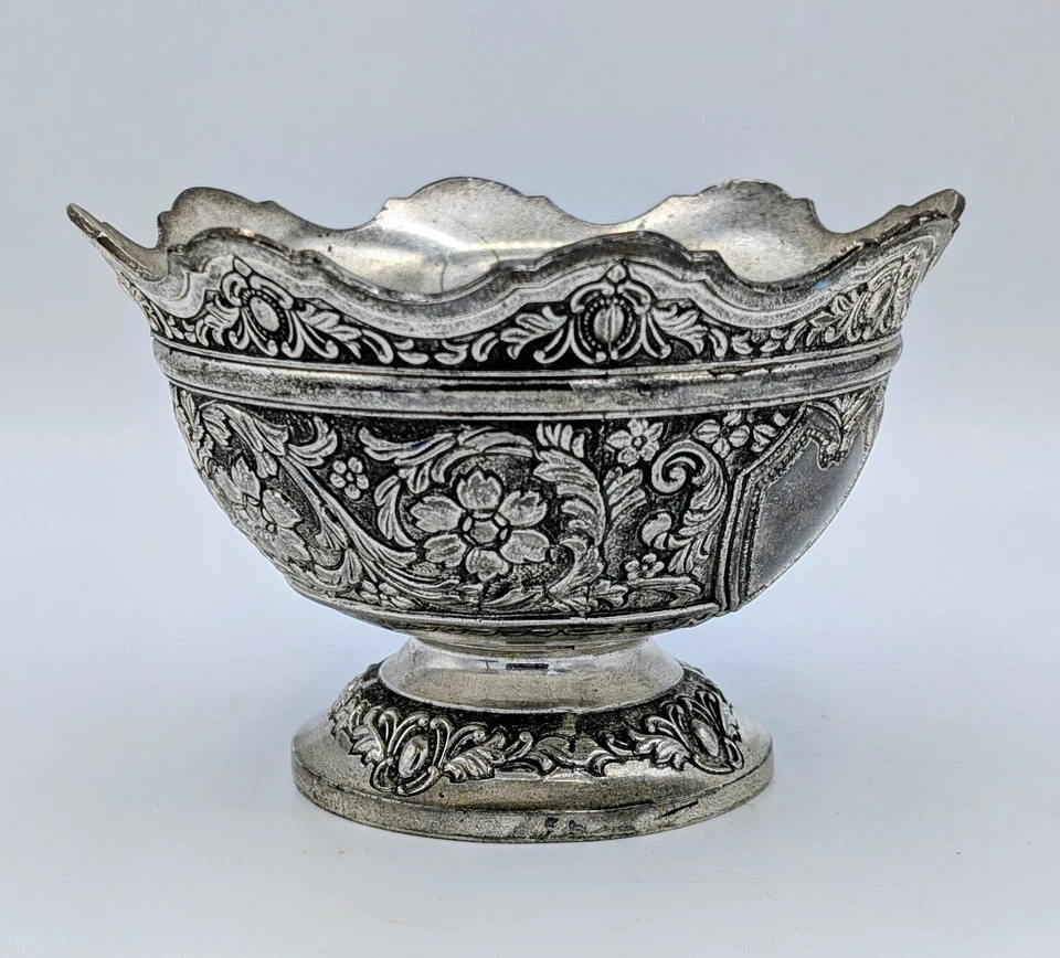 Antiga tigela floral Kutch prata indiana Repoussé com marca de leão e escudo - Imagem 1 de 4