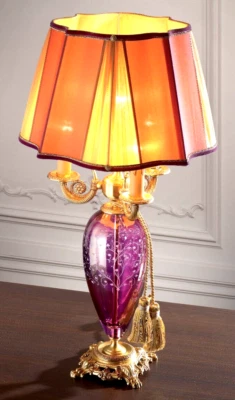 Elegante lámpara de mesa italiana de vidrio con pantalla de latón y organza Foto 1 de 4