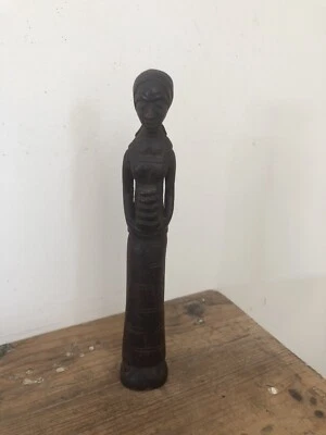 Statuette femme Africaine en bois debout tenant des assiettes  - Photo 1/4