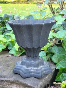 Urna de jardín pequeña de hierro fundido 6-1/2" base pedestal maceta vintage/antigua - Imagen 1 de 7