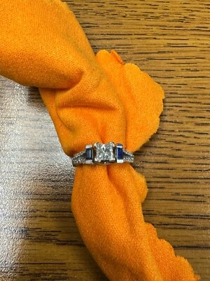 Anillo de compromiso corte princesa 1/2 quilate con zafiros a cada lado. Usado. Foto 1 de 4