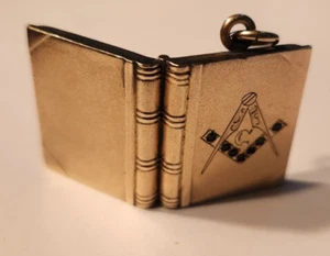 Medallón masónico vintage con forma de libro masónico relleno de oro pedrería dorada - Imagen 1 de 16