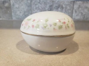 Vintage Hand Painted Porcelain Egg Trinket Box Made in Japan - Picture 1 of 4