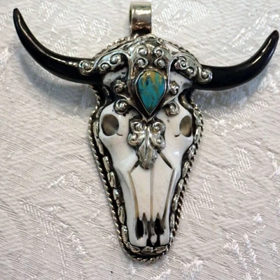 Colgante Calavera Longhorn Grande en Plata Tibetana con Turquesa. Foto 1 de 4