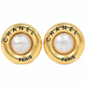 Clip de pendientes redondos enchapados en oro con perlas de imitación con logotipo de CHANEL - Imagen 1 de 9