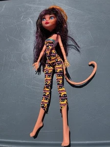 Monster High Freaky Fusion Cleolei Doll With Wild Hair & Eye-Catching Outfit - Picture 1 of 2