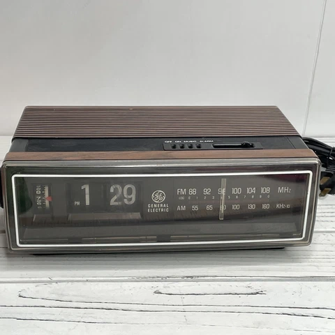 Vintage General Electric Flip Clock Radio Alarm Clock 7-4305F Working 1984 Cover