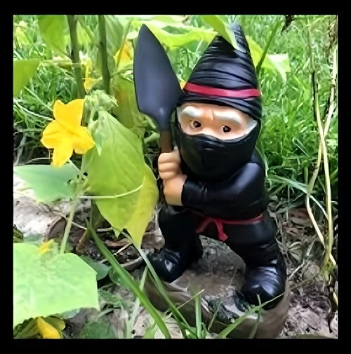 Cuchillo negro sigiloso Gnome Ninja lucha furtiva arte marcial ¡Cuidado! IMÁN DE JARDÍN Foto 1 de 1