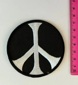 Retro Hippie’s Peace Badge Iron On Patch - Picture 1 of 2