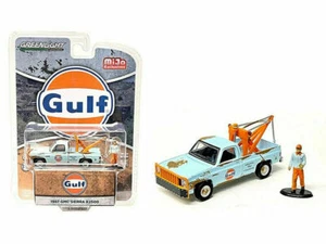 Greenlight 1:64 87 GMC SIERRA K2500 Abschleppwagen verwittert & Figur GULF Mijo 51413 - Bild 1 von 1